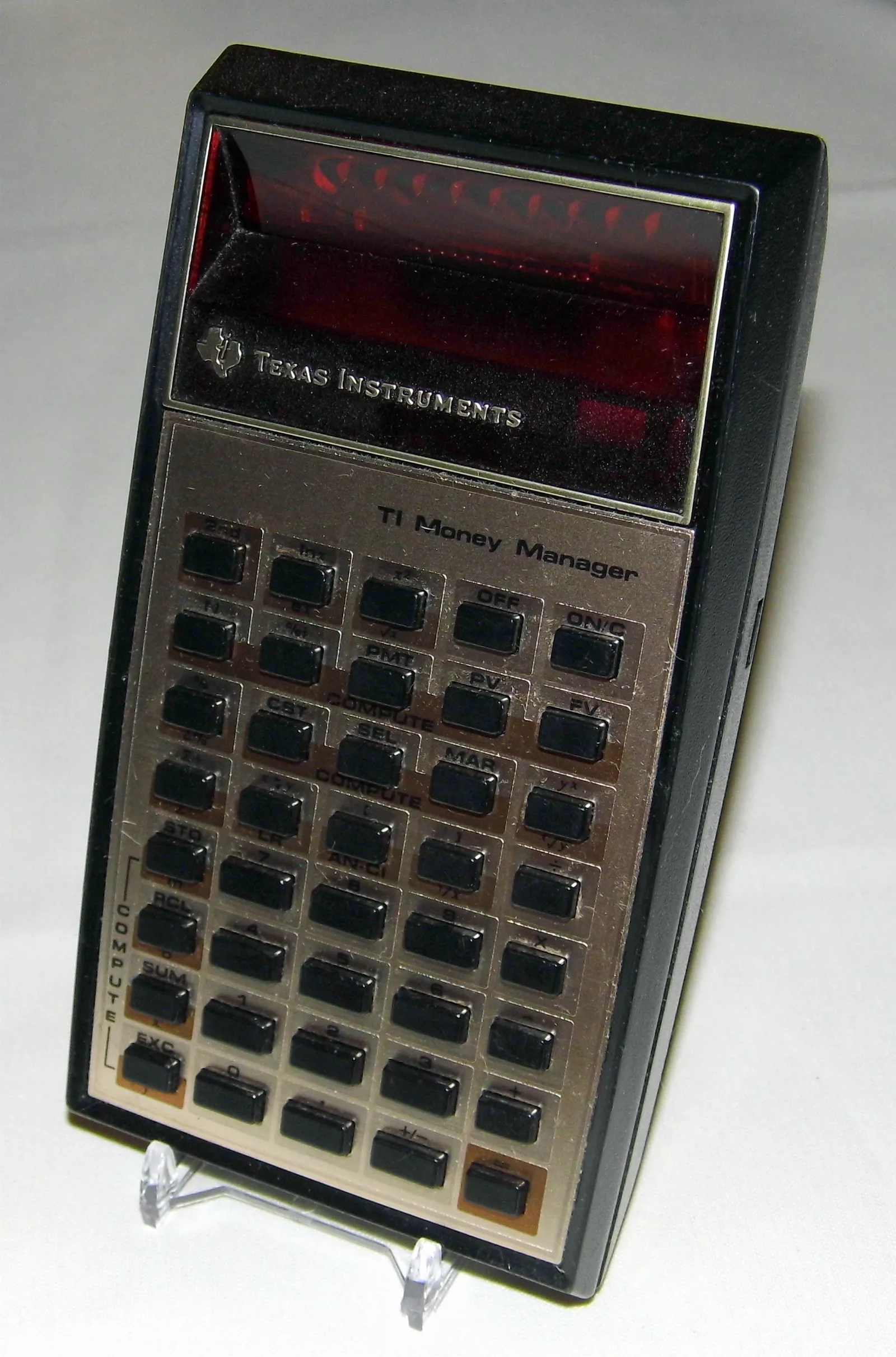 Calculadora financiera de bolsillo vintage usada para calcular costos y tasas