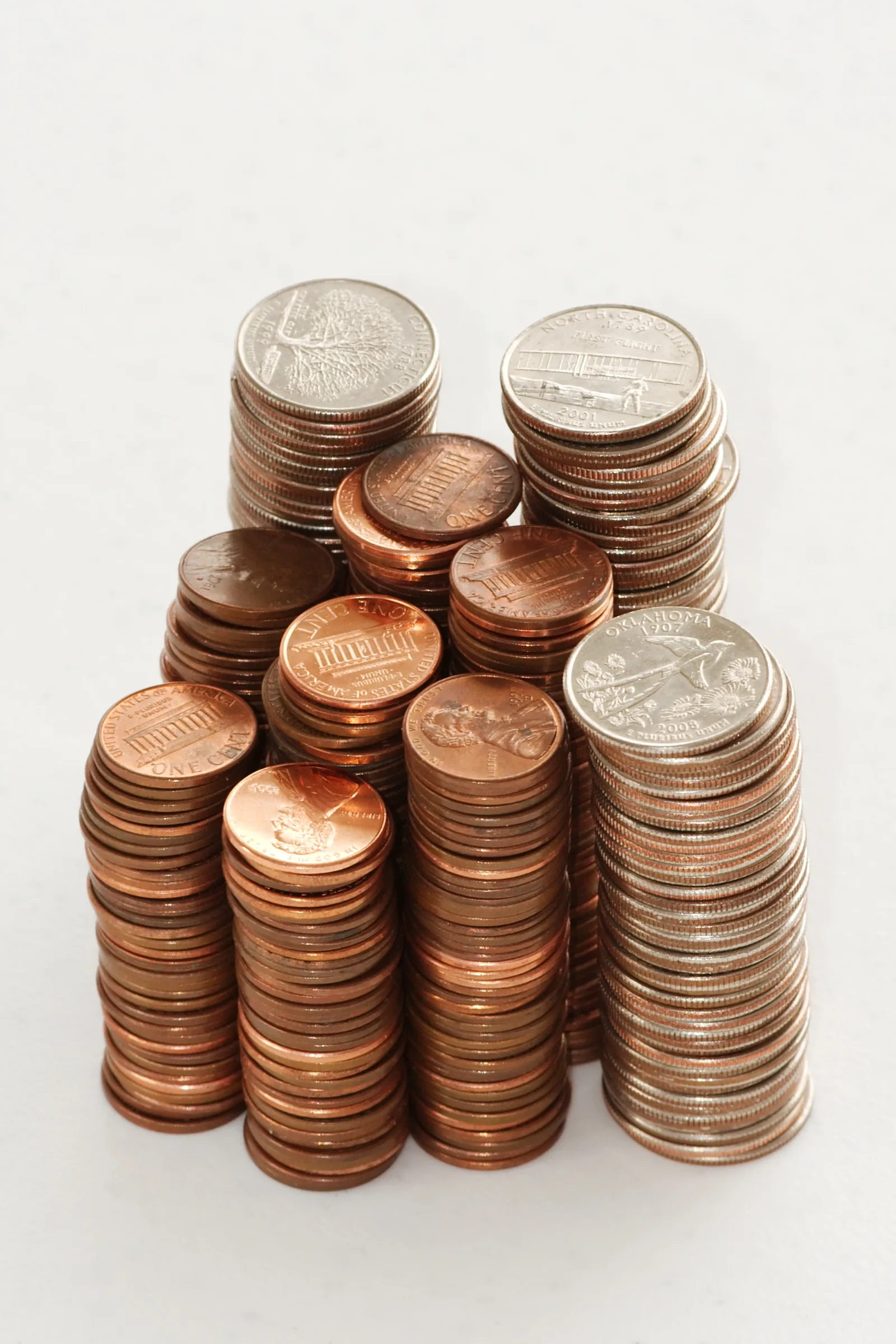 Pila de monedas representando la administración y consolidación de deudas