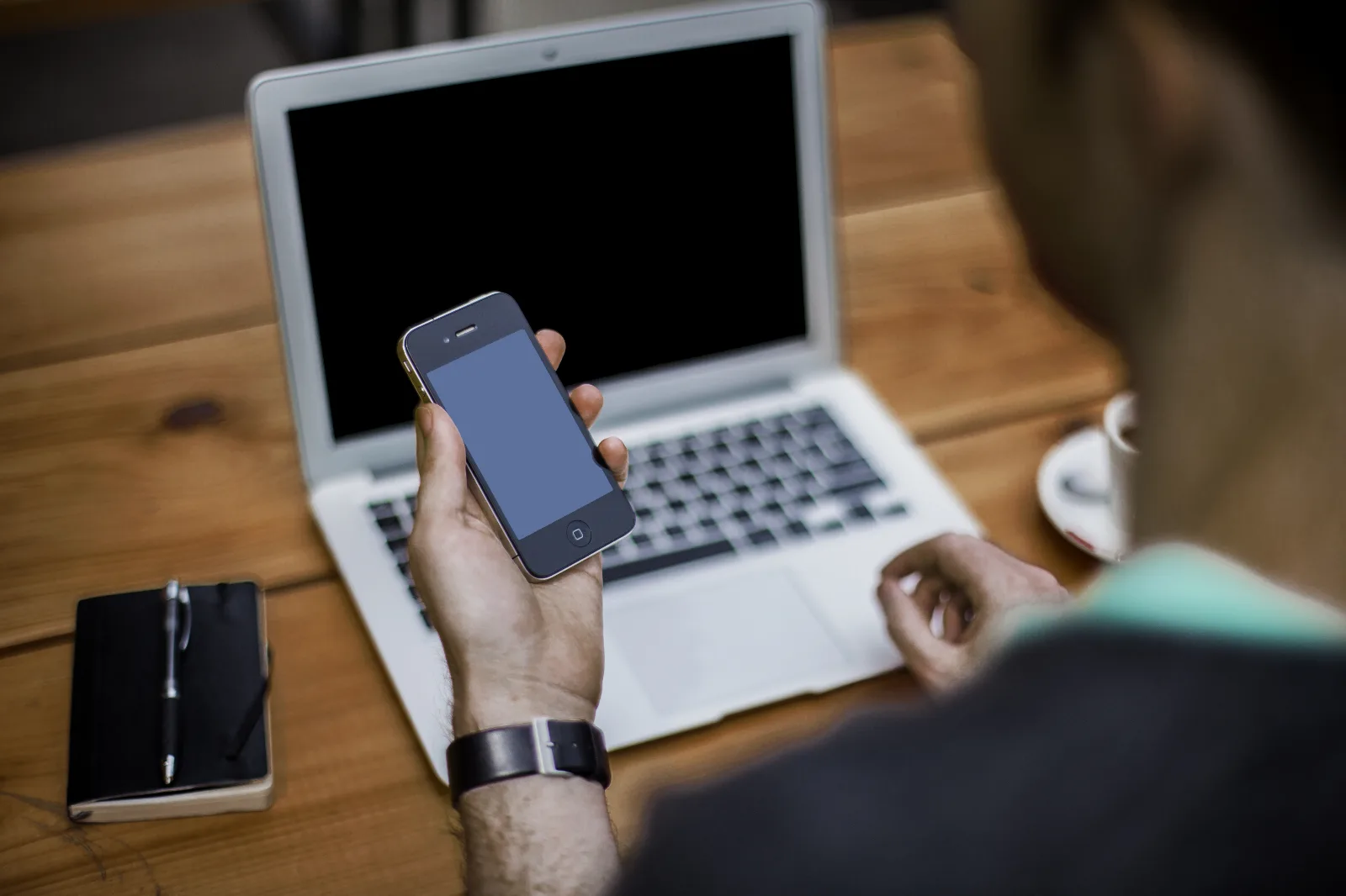 Persona usando smartphone y laptop para gestionar un préstamo online de forma segura