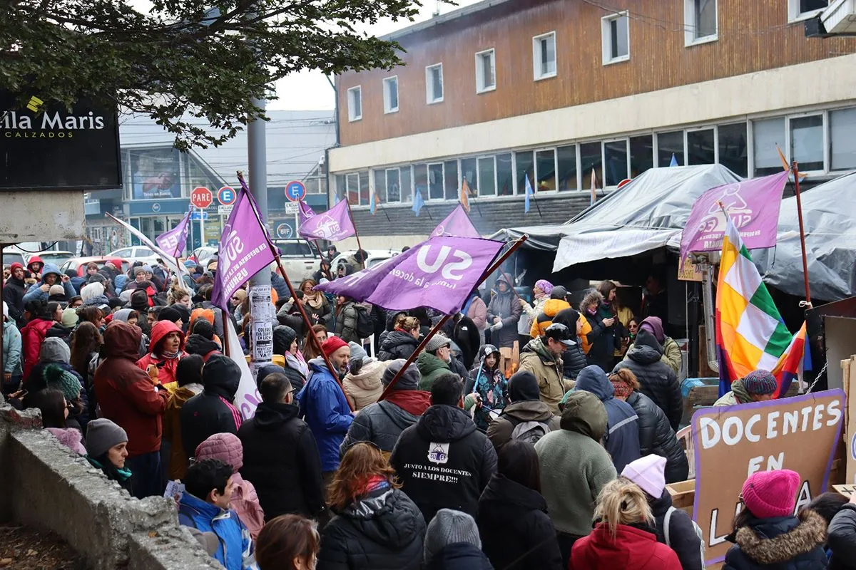 Docentes de Tierra del Fuego rechazan oferta salarial y extienden la huelga indefinida